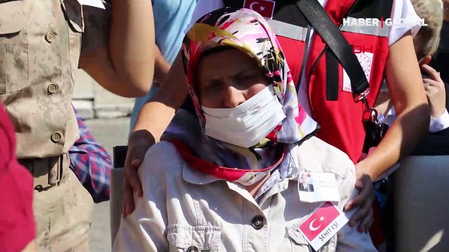 Giresun'daki sel felaketinde şehit olan babasını asker selamıyla uğurladı