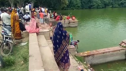 आगरा: बृथला कुंड में देव छठ पर स्नान के दौरान नियम तार-तार