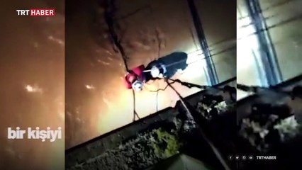 Sele kapılan araçtan son anda kurtarıldı