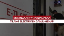 Petugas Traffic Management Center(TMC) Polda Metro Jaya memantau pelanggar lalu lintas melalui kamera pengawas di Polda Metro Jaya, Jakarta.