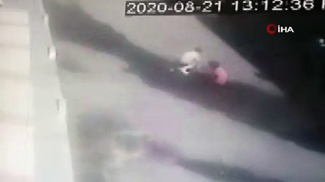 Sokakta oyun oynayan çocuğu otomobil ezdi