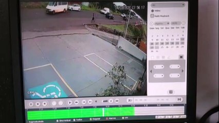 Vídeo: motociclista não percebe congestionamento e bate na traseira de Fiorino