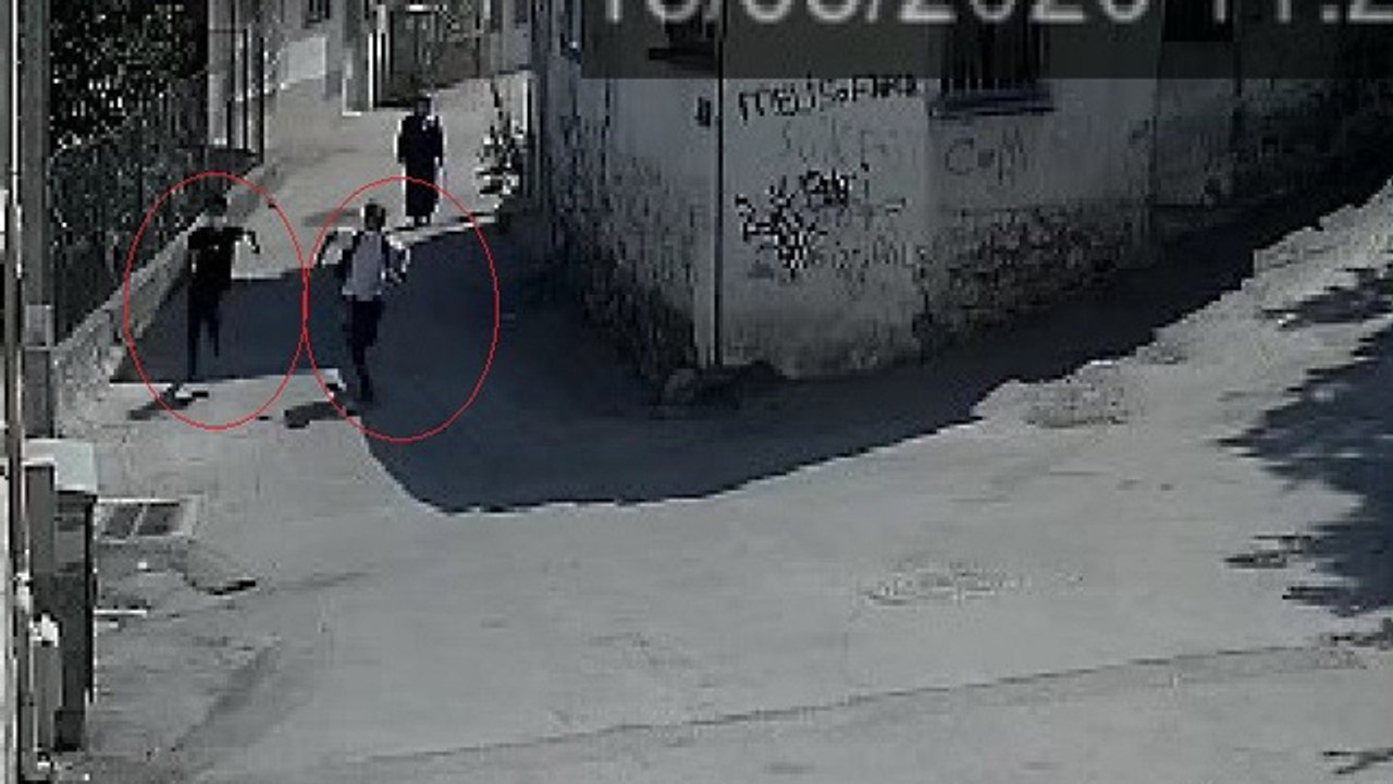 Yaşlı kadının çantasını böyle gasp ettiler