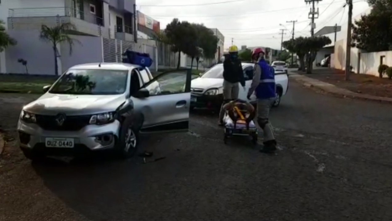 Montana e Kwid batem em cruzamento no Bairro Pacaembu