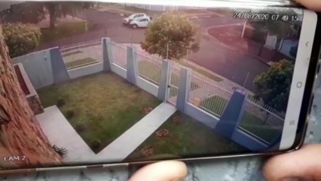 Câmera flagra colisão entre carros no Bairro Pacaembu