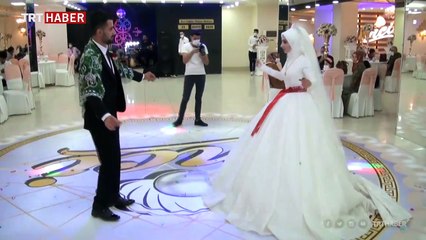 Koronavirüs duyarlılığıyla yapılan düğün örnek oldu