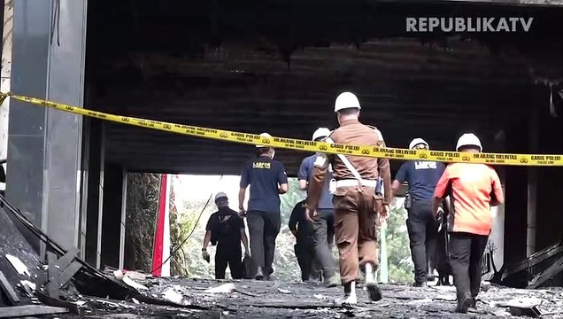 Suasana kebakaran yang melanda gedung Kejaksaan Agung RI di Jakarta, Sabtu (22/8).