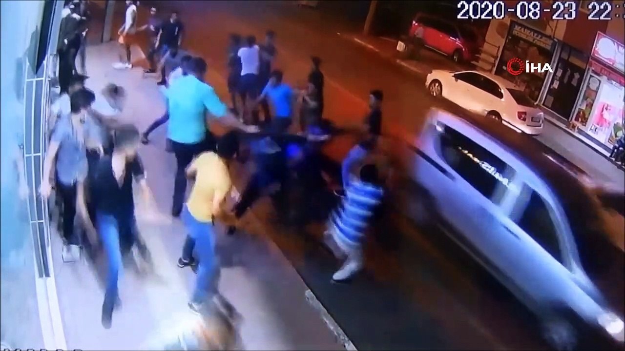 'Laf atma' kavgasında ortalık savaş alanına döndü, o anlar kamerada: 1 ölü, 1 yaralı