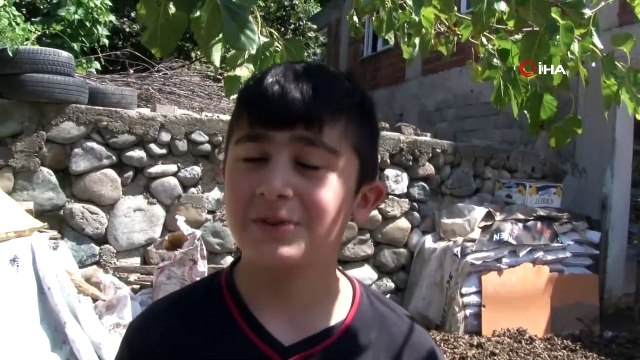 Selde çamura bulanan fındıkları kurtarmaya çalışıyorlar