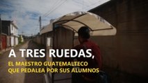 A tres ruedas, el maestro guatemalteco que pedalea por sus alumnos