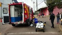 Motociclista sofre fratura na perna após bater contra Corolla, no Bairro Pacaembu