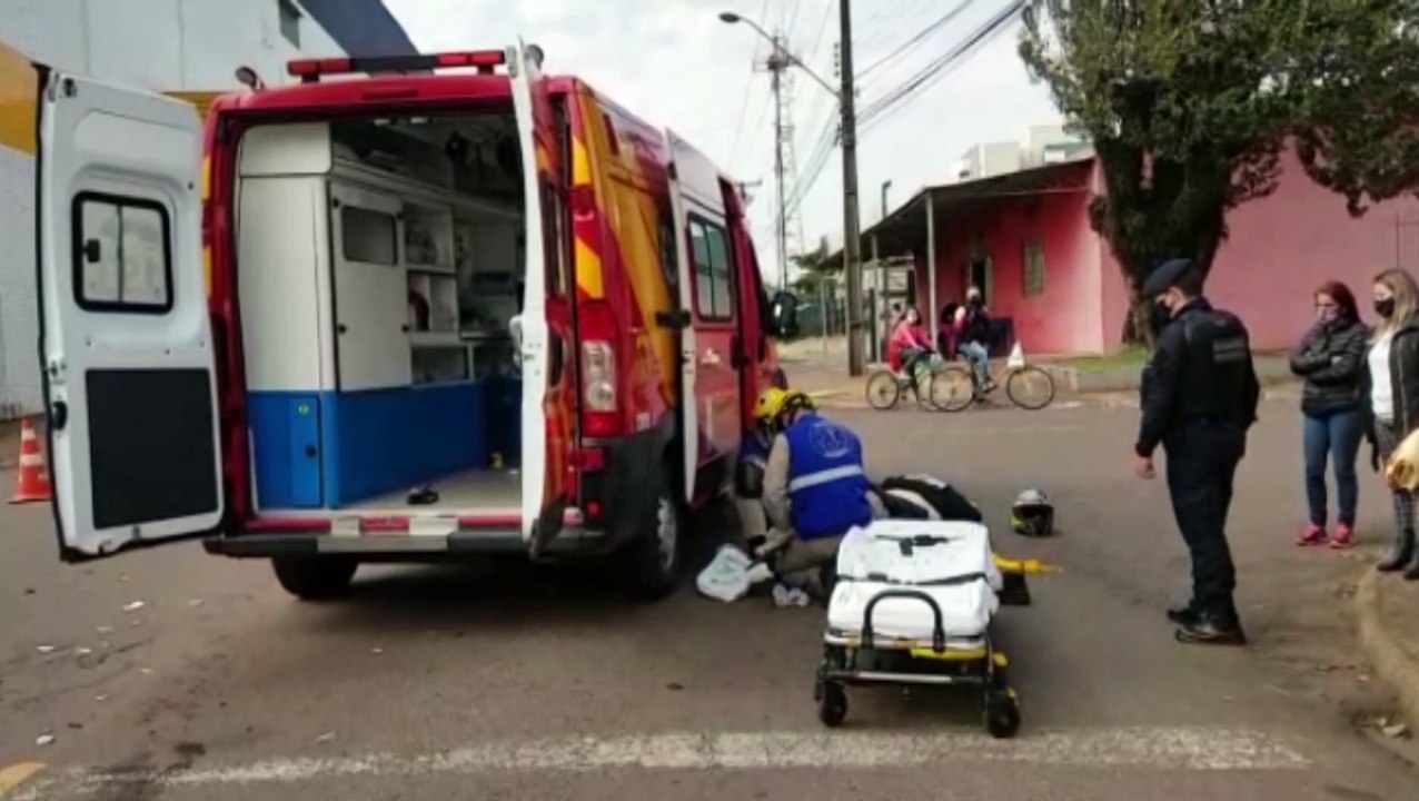 Motociclista sofre fratura na perna após bater contra Corolla, no Bairro Pacaembu