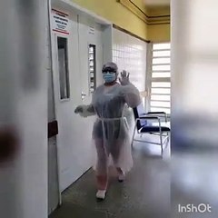 Funcionários de hospital celebram após alta de último paciente com Covid-19