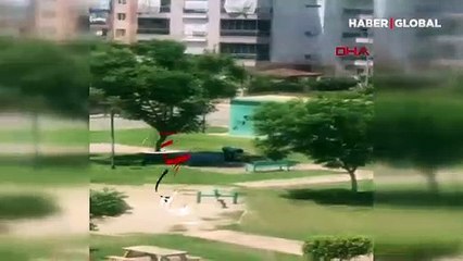 Parkta yere yatırdığı kadını darp etti!