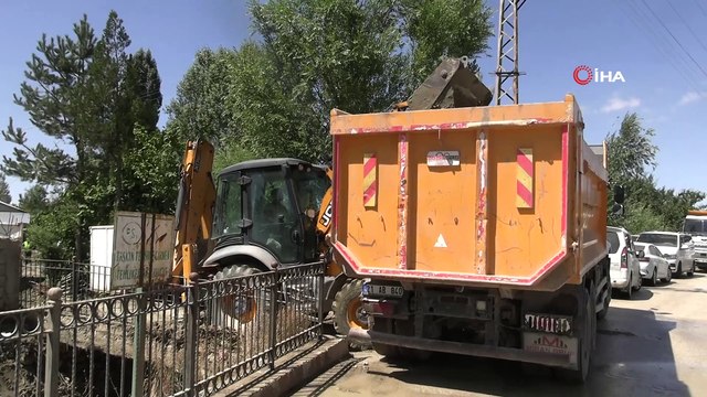 İpekyolu’nda etkili olan sel sonrası yaralar sarılıyor