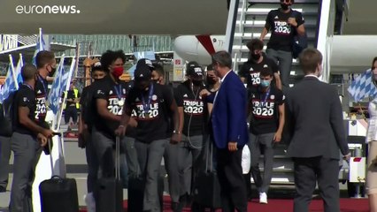 شاهد: عودة بايرن بطل الدوري الأوروبي إلى ميونيخ وسط غياب الجماهير