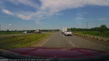 Il tourne un peu tôt et oublie qu'il a une remorque