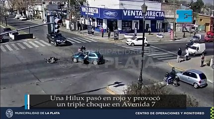 Una Hilux pasó en rojo y provocó un triple choque en Avenida 7