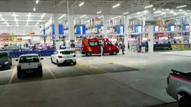 Homem precisa ser socorrido ao ser atingido por fardos em atacado