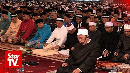 King leads Aidilfitri prayer at Masjid Negara