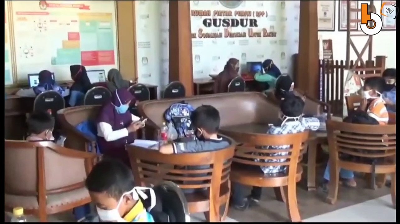 CARI WIFI GRATIS, ANAK SD NUMPANG BELAJAR DI KPU