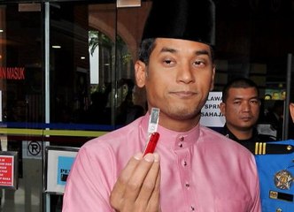 Minister hands over 'pen drive' to MACC