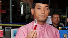Minister hands over 'pen drive' to MACC