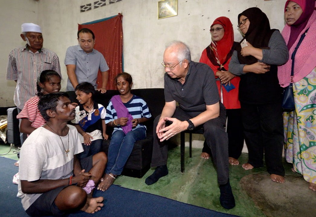 Najib steps forward to help roadside car washer