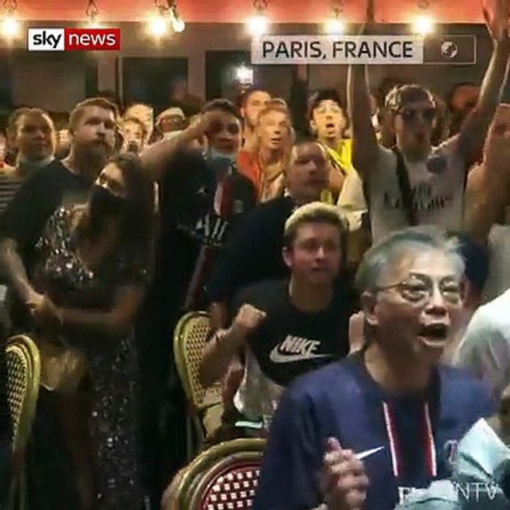 Images choc : Pourquoi la police est intervenue de façon brutale dimanche soir dans un bar des Champs-Elysées, simplement pour "non respect des distances sociales" ?