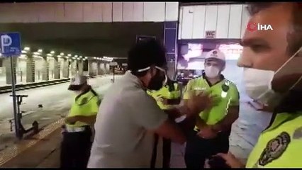 Trafik uygulaması sırasında araçtan inip yol kenarında uyuyan vatandaş uyandırılamadı