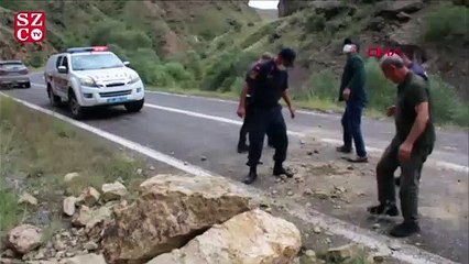 Karayoluna düşen dev kayayı, jandarma ve vatandaşlar kaldırdı