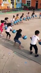 Çinliler daha anaokulu çağlarında çocuklara senkronize olmayı ve işbirliği yapmayı eğlenceli bir biçimde öğretiyorlar