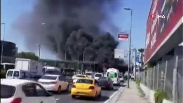 Bakırköy'de metrobüs alev alev yanıyor