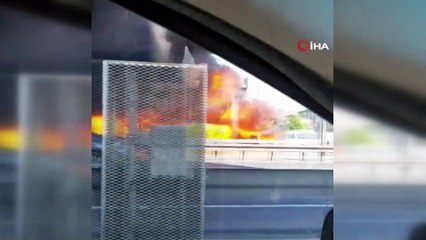 Zeytinburnu'nda metrobüs yanıyor