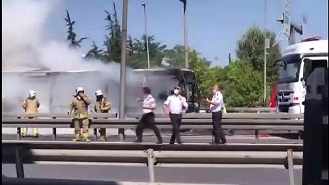 İstanbul'da metrobüs yangını! Yolcular son anda kaçtı