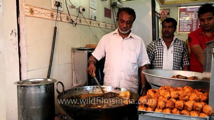 Restaurant owner dips bare hand in boiling oil!