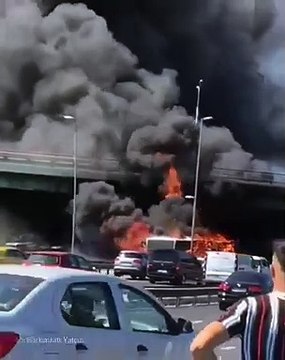 İSTANBUL'DA BİR METROBÜS ALEV ALEV YANDI-25 AĞUSTOS 2020