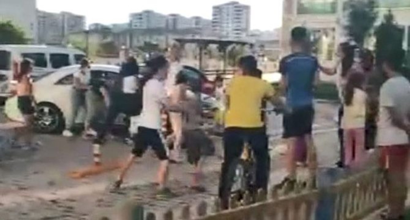 Aileler arasındaki kavgayı, polis havaya ateş açarak bitirdi
