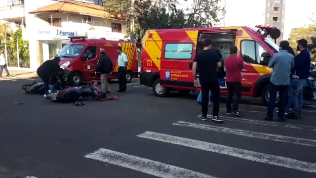 Três pessoas se ferem em colisão entre carro e duas motos, no Centro