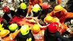 Criança é resgatada de escombros de prédio na Índia