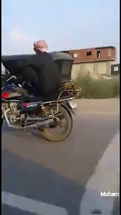 Un motorista descerebrado se estrella contra una furgoneta tras varios segundos conduciendo sin manos