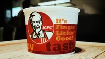Coronavirus - La chaîne de fast-food KFC retire temporairement son slogan « Bon à s’en lécher les doigts » en raison de la pandémie de Covid-19 - VIDEO