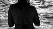 Emmanuelle Béart affiche ses formes en bikini sur la plage