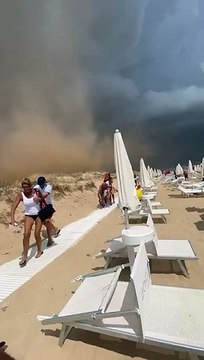 Puglia: bagnanti fuggono da tempesta di sabbia tra Torre Pali e Pescoluse (Lecce)
