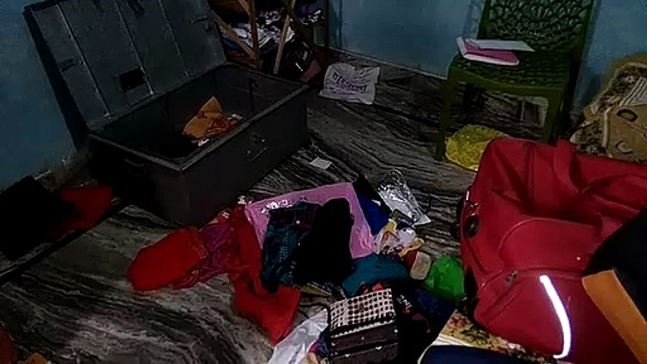 चोरों ने 3,0000 की नकदी समेत सोना चांदी के आभूष...
