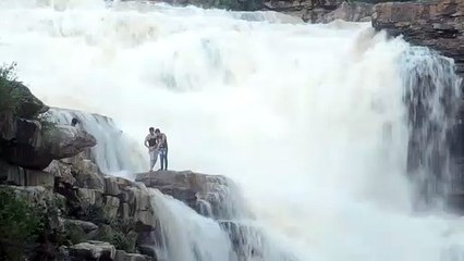 भरड़ा महादेव के यहां बहते हुए झरने में जान की परवाह ना करते हुए मौत का खेल