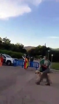 Cristina Gómez Carvajal protestando frente a la casa de Irene Montero y Pablo Iglesias