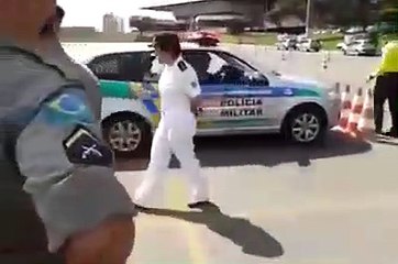 Sortir d'une place de parking en mode cascadeur