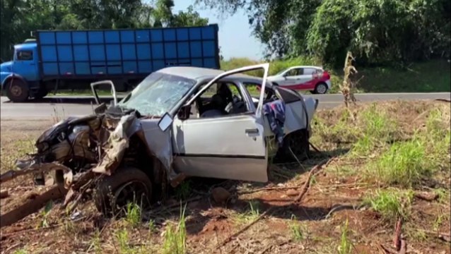 Após fugir da Polícia Militar, motorista de Kadett carregado com maconha bate contra dois caminhões