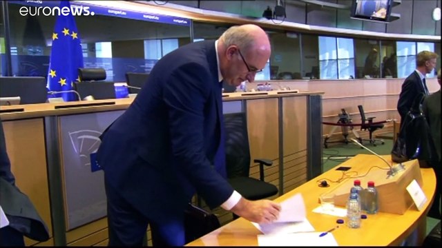 Еврокомиссар Хоган извинился за ужин в гольф-клубе